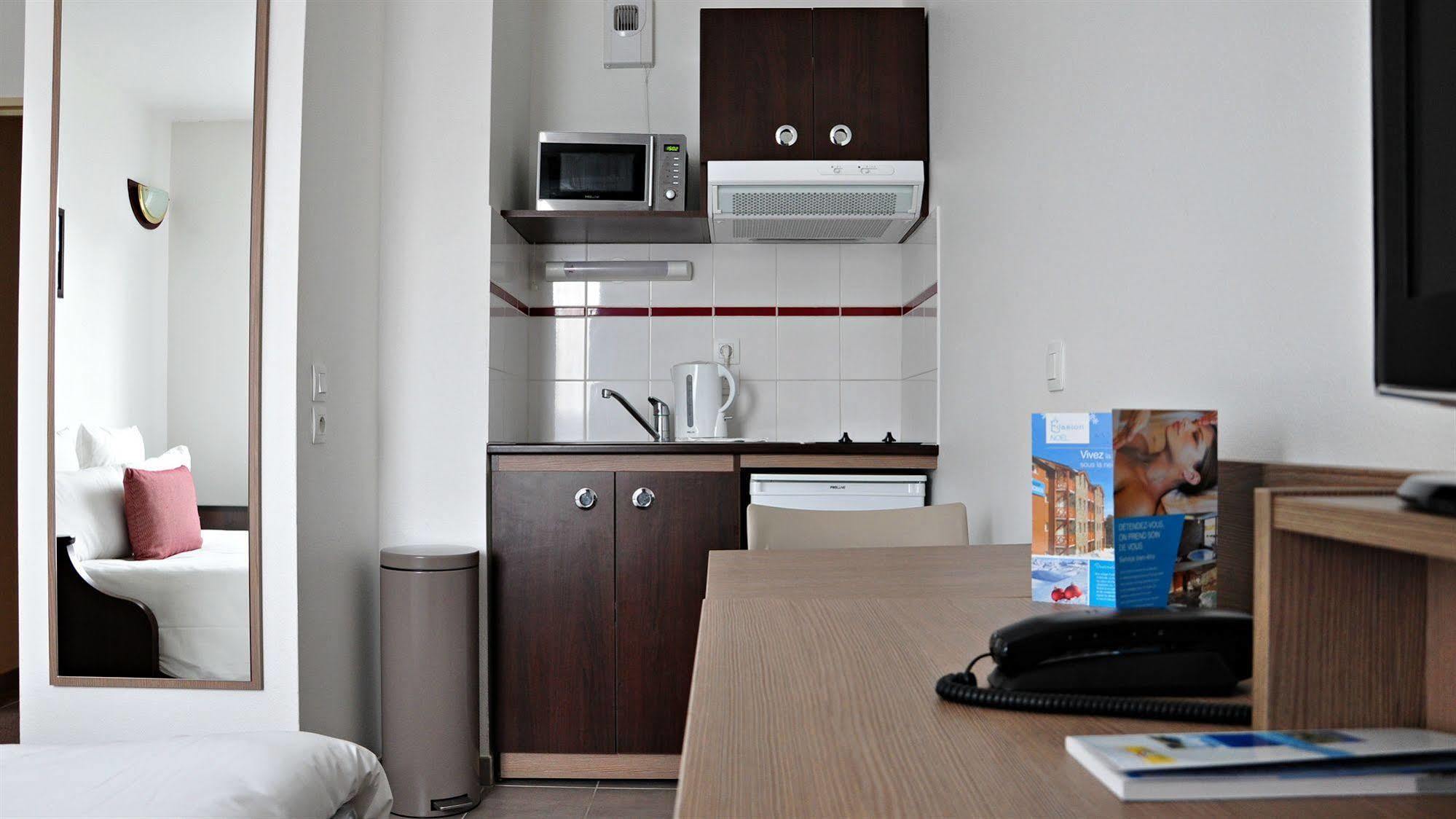 Comfort Aparthotel Versailles, St Cyr L'Ecole Saint-Cyr-lʼÉcole Εξωτερικό φωτογραφία